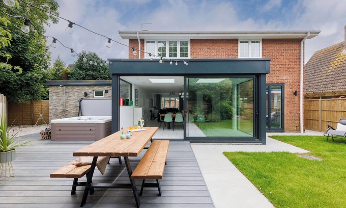 West Wittering House | Coastal Retreat for 10 with Hot Tub
