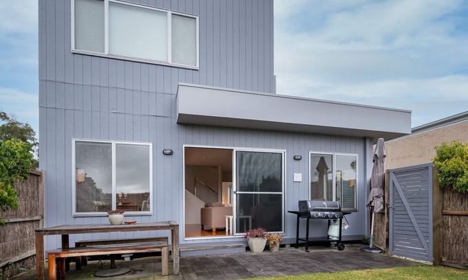 Inverloch House | Coastal Retreat Inverloch Linen included Free Wifi