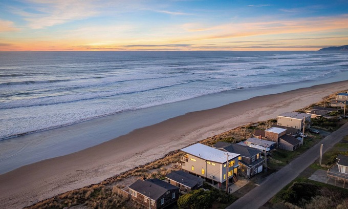 Rockaway Beach House | Coastal Tech Escapes | Rockaway Beach Retreats