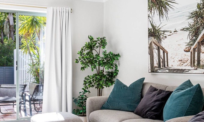 Belongil House | Coastal Townhouse - Minutes from the Beach and a short walk to town.