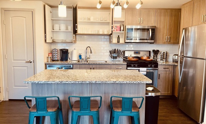 Camarillo Apartment | Coastal vibes Ste☀2BR W/King Bd.WiFi.Pool. 25min-Beach