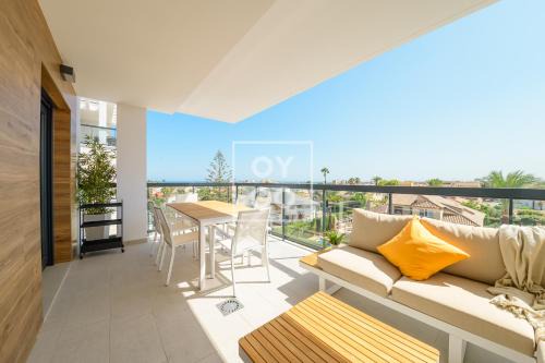 Mil Palmeras Apartment | Cobalt Canvas Residence, Luxury Seaview Flat, by OYOOSTAYS