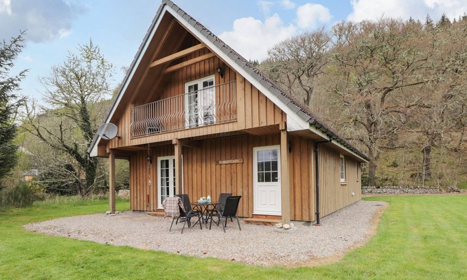 Strathpeffer Cabin | COBBLE STONES, family friendly, with a garden in Strathpeffer