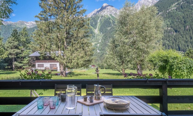 Les Praz-de-Chamonix Ski Chalet | Cocooning small chaming chalet with garden