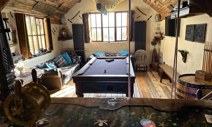 Bethania House | Coed Y Ddraig - themed 3 bedroom cottage, with bar & pool table