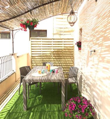 Goudargues Apartment | COEUR de GOUDARGUES! 3 ch, 3 SDB, Extérieur, CLIM