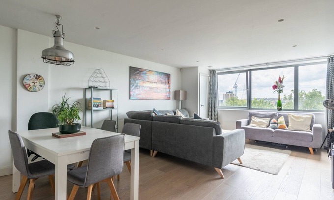 Bristol Apartment | Cohost Partners Stylish 2BR in Central Bristol