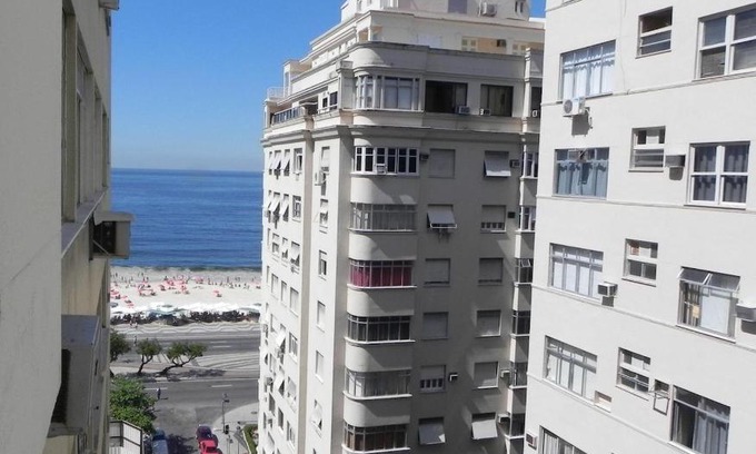Copacabana Apartment | Colado na Praia com mini varanda.