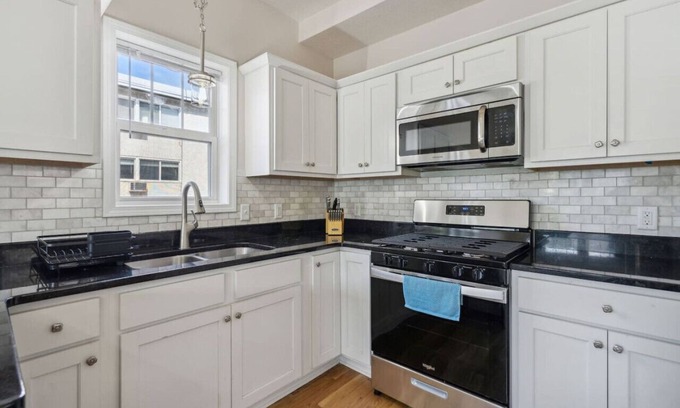 East Isles House | Colfax Flat 5BR 3.5BA Apartment near Uptown