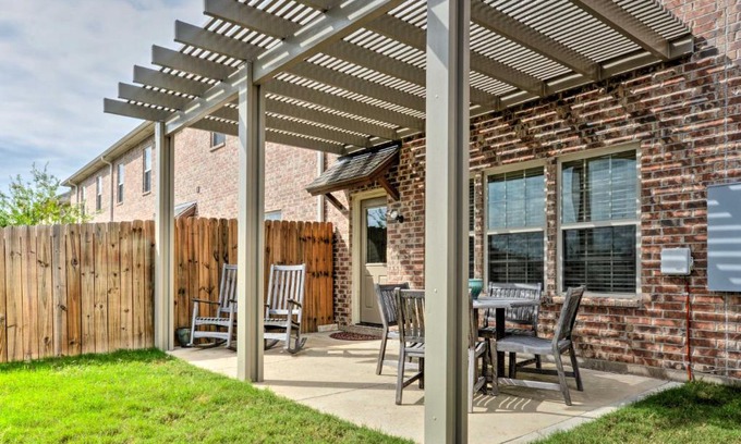 College Station House | College Station Townhouse with Private Patio