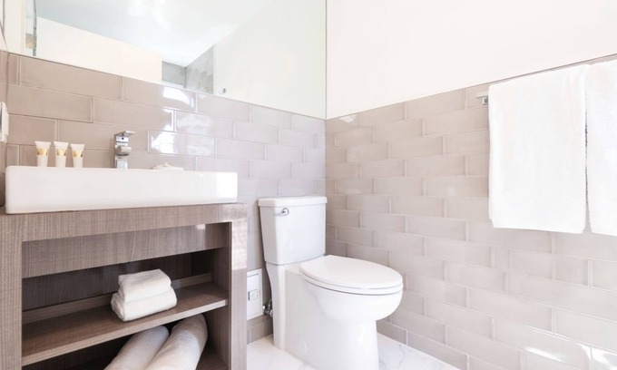 Flamingo/Lummus House | Collins Ave Two Queen Suite near Beach & Nightlife