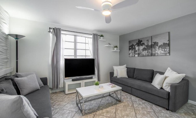 South Beach Apartment | Collins Chic