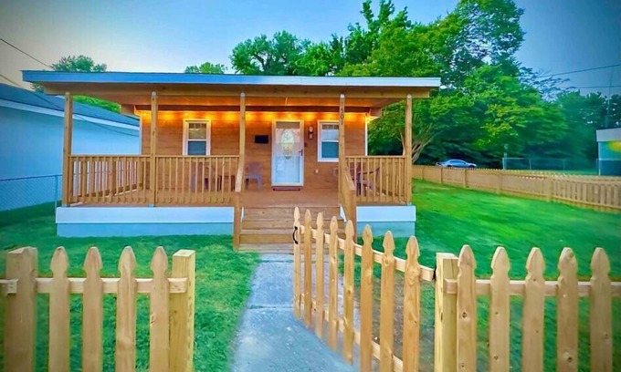 Issue House | Colonial Beach Cottage, 7 minutes walk to beach!