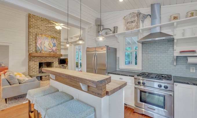 Whitemarsh Island Cottage | Colorful Family Cottage halfway between Downtown and Tybee! W/playground!