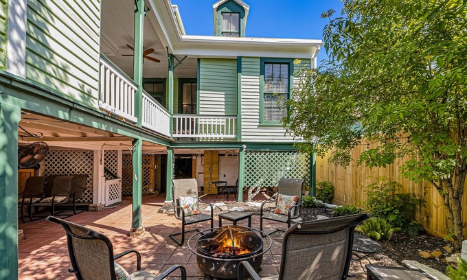 San Jacinto House | Colorful Victorian - walking distance to the beach & Pleasure Pier