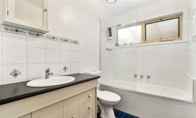 Tootgarook House | Colourful beachside cottage, bursting with character and a genuine beach holiday atmosphere.