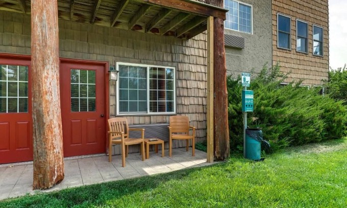 Columbia Hotel | Columbia's Welcoming Retreat with Rustic-Themed Rooms & Heated Pools