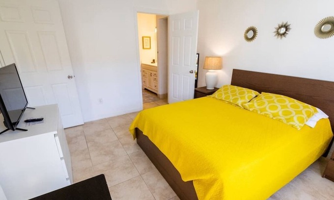 Boca Raton Apartment | Come cozy up in this West Boca Raton apartment