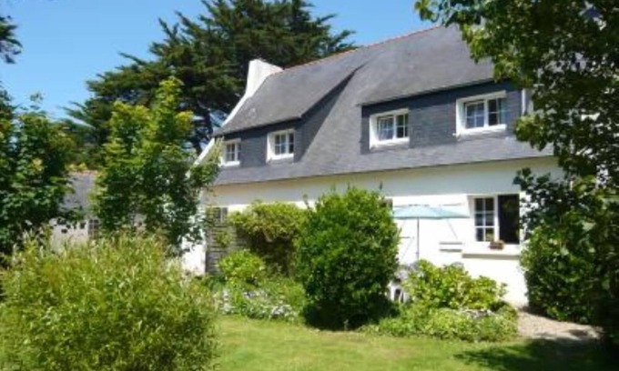 Brignogan-Plage House | Comfortable house with large garden, very close to the sea.