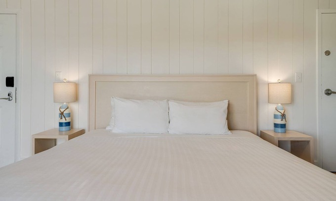 Islamorada Hotel | Comfort and Convenience! Free Onsite Parking, Pets Allowed, Free Breakfast