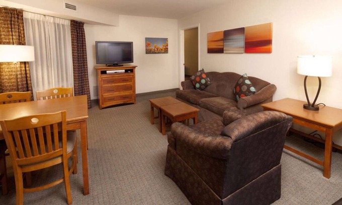 Las Colinas Apartment | Comfort & Convenience! 2 Spaces w/Fully-equipped Kitchen, Parking & Breakfast!
