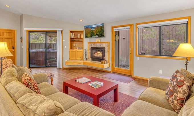 Sunriver House | Comfort cozy cabin w/private hot tub PF, AC, new beds, unbeatable location!