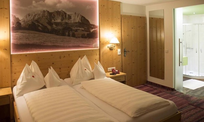 Ellmau House | Comfort double room with shower, WC - Landhotel Föhrenhof
