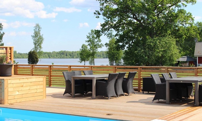 Vackelsang House | Comfort holiday home with lake location, motor boat and pool