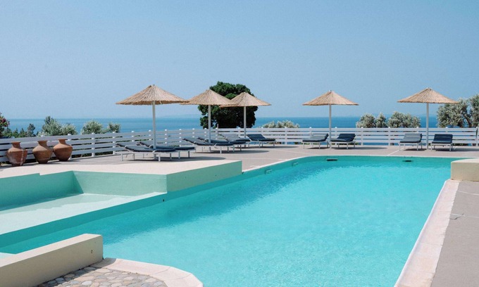 Ormos Koumeikon Apartment | Comfort Meets Convenience – Studio Stay with Shared Pool Delight