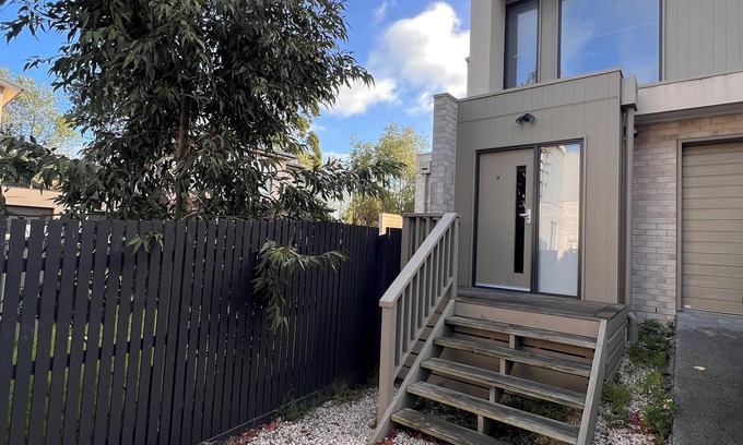 Frankston House | Comfort natural Frankston home in middle of everything