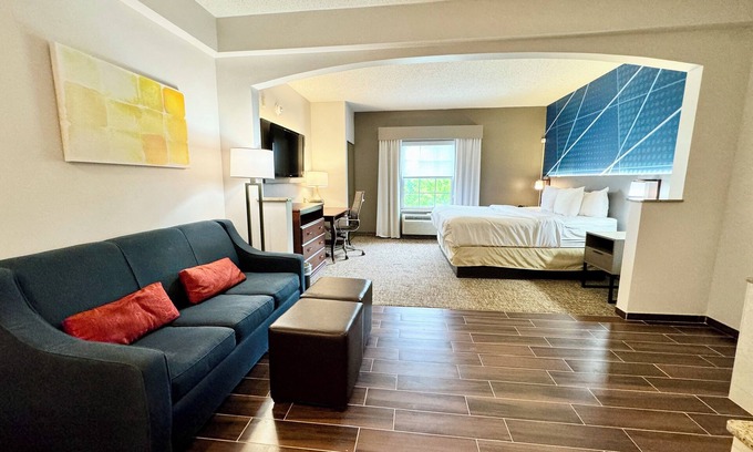 East Brunswick Hotel | Comfort Suites East Brunswick - South River