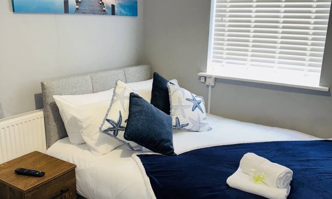 Grimsby House | Comfortable 4-bedroom serviced accommodation in Grimsby with private garden and on-street parking