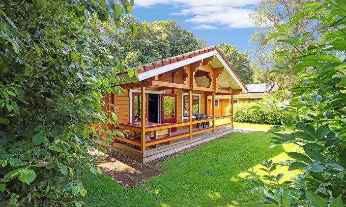 Gramsbergen House | Comfortable 6-person bungalow with dishwasher, washing machine, and covered veranda near Gramsbergen at lively park ’t Hooge Holt.