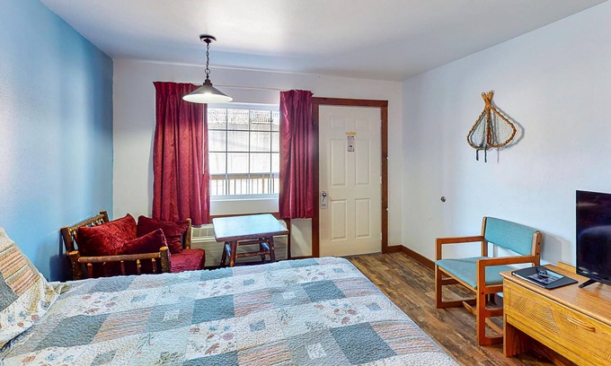 Indian Point House | Comfortable and Convenient Studio Near Table Rock Lake w/Free WiFi, Shared Pool