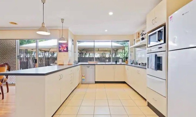 Tarneit House | Comfortable and Cozy Tarneit Large Family Home w/ BBQ