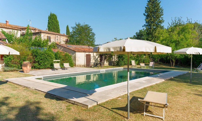 Asciano Resort | Comfortable apartment in Asciano, with A/C, private seating area in the garden
