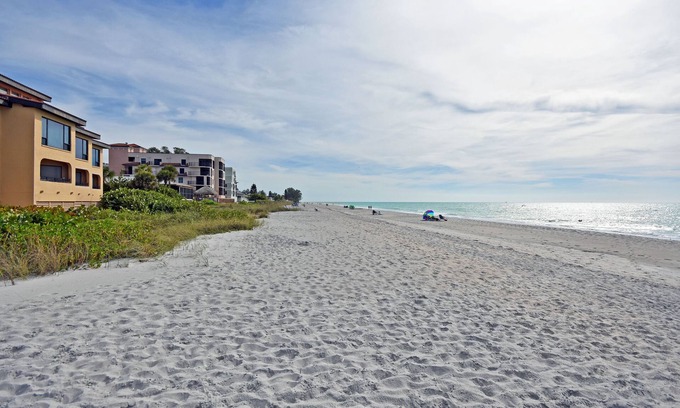 Englewood Condo | Comfortable beachfront home