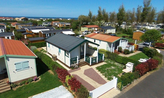 Grandcamp-Maisy Ski Chalet | Comfortable chalet facing south in residential park, landing beaches