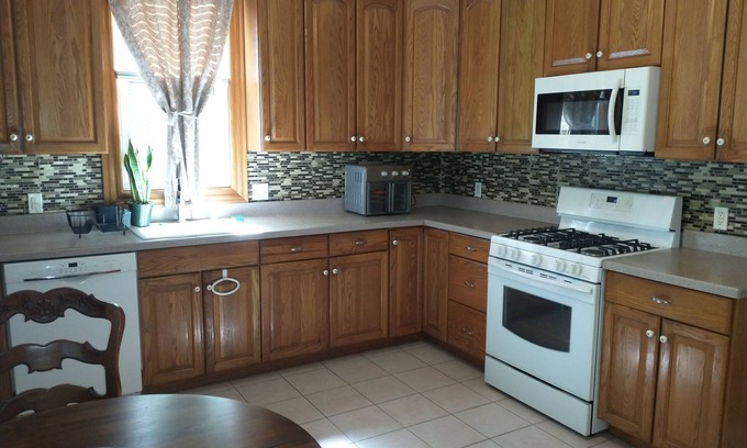 Ridgefield Park House | Comfortable, Convenient to NY 2-Bedroom House with Large Yard and Parking