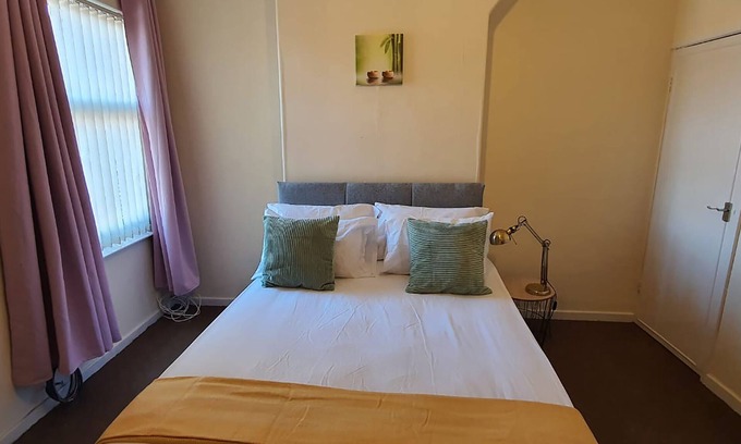 Stoke-on-Trent House | Comfortable Cosy House in Stoke