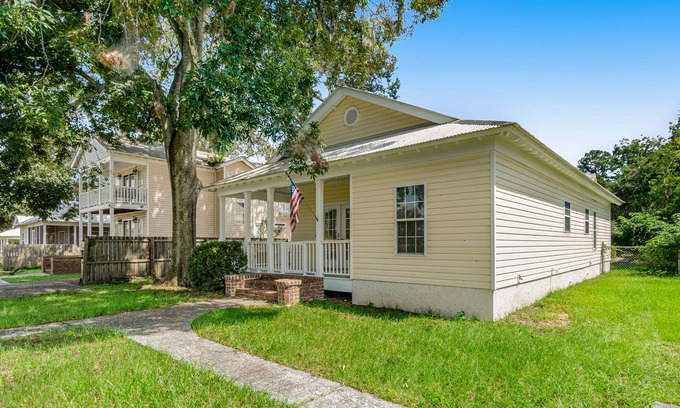 Thunderbolt House | Comfortable dog-friendly escape near town with fast WiFi, central AC & W/D