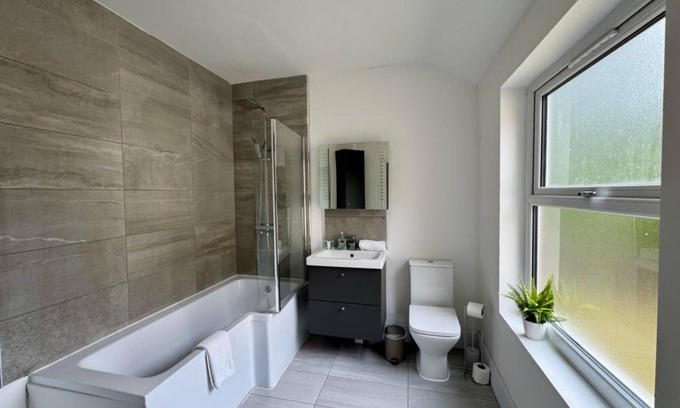 Moseley House | Comfortable family-friendly four bedroom house