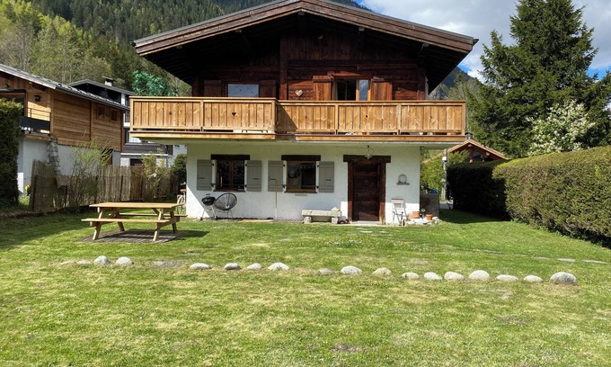Les Praz-de-Chamonix Ski Chalet | Comfortable, quiet chalet just a stone's throw from the gentle madness of Chamonix.