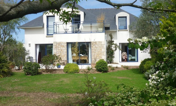 Riantec House | Comfortable ground floor on garden, near sea.