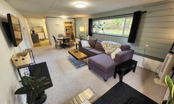 Comox House | Comfortable Home in the Comox Valley
