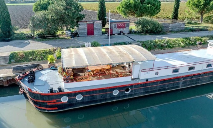 Bellegarde Boat Rental | Comfortable Houseboat in Great Location -Aircon, Small Pool & Wi-fi Included