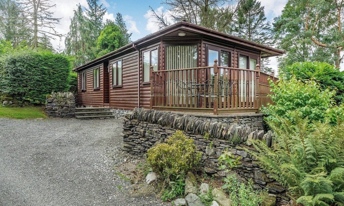 Bondgate Within Ski Chalet | Comfortable lodge with one double with en suite shower, one twin and one single.