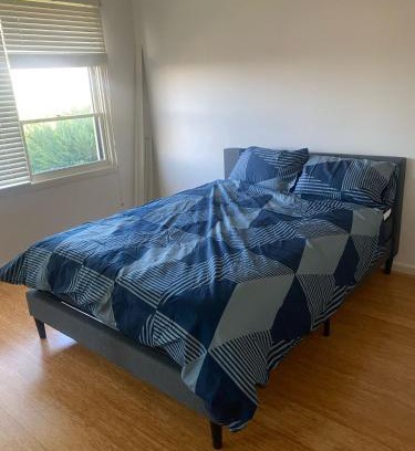 Greenacre House | Comfortable Queen Room in Spacious House with Backyard - GA3
