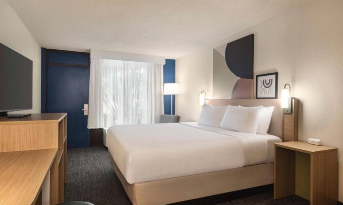 Gulf Gate Estates Hotel | Comfortable Room w/Free Breakfast, Pool & Pet-Friendly Near Beaches