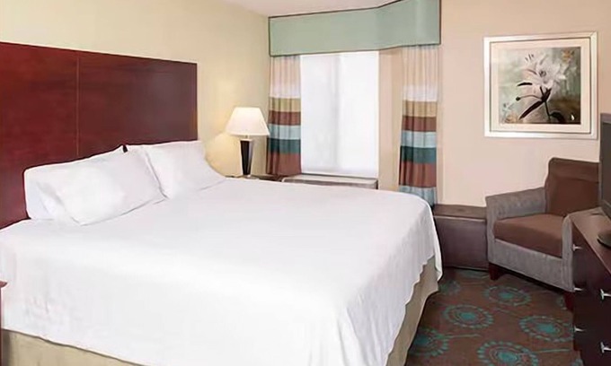 South Bend Hotel | Comfortable Room w/Sofa Bed & Hot Breakfast Included – Ideal for Families